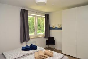 Ferienwohnung Küstenwaldblick mit privat Sauna, 87qm & 2 Schlafzimmern في غرال موريتز: سريرين في غرفة بها نافذة