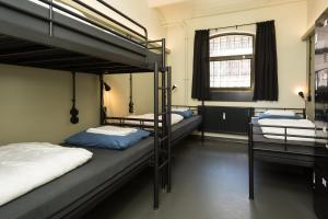 Tempat tidur susun dalam kamar di Alibi Hostel Leeuwarden