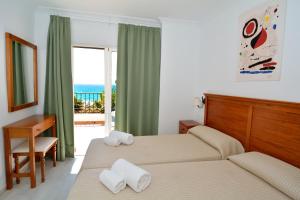 Cama ou camas em um quarto em Apartamentos HC Burriana Playa
