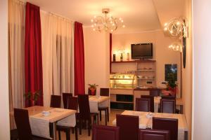 セッラ・サン・ブルーノにあるHotel Conte Ruggeroのテーブルと椅子、テレビ付きのレストラン
