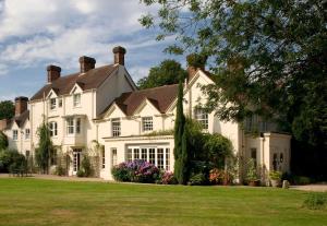 una gran casa blanca con un gran patio en Esseborne Manor, en Hurstbourne Tarrant