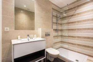 een badkamer met een toilet en een glazen douche bij CMG Marché d'Aligre - Nation G in Parijs