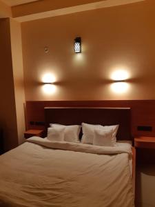 a bedroom with a bed with two lights on the wall at Highlander-cottage for rent in Lansdowne