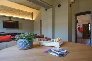 een tafel met een schaakspel erop bij Alibi Hostel Leeuwarden in Leeuwarden +21 foto's