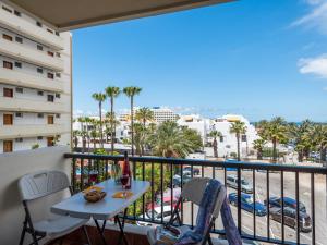 balkon ze stołem i krzesłami oraz widokiem na miasto w obiekcie 310 Great location in Las Americas, Sea Front! w Playa de las Americas
