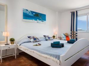 białe łóżko w pokoju z oknem w obiekcie 310 Great location in Las Americas, Sea Front! w Playa de las Americas