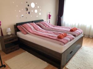 Bett in einem Schlafzimmer mit in der Unterkunft Corso Apartman in Kaposvár