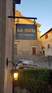 a sign on the side of a building with a car at La Salita B&B in Viterbo