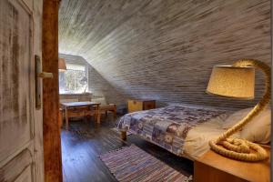 um quarto com uma cama num chalé de madeira em Eco-Rajka Nowy Gierałtów 17 b em Nowy Gierałtów
