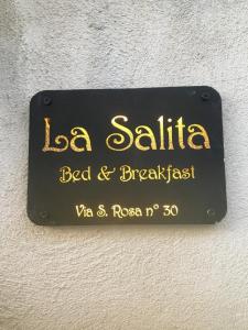 un panneau indiquant le Bed & Breakfast la salita dans l'établissement La Salita B&B, à Viterbe