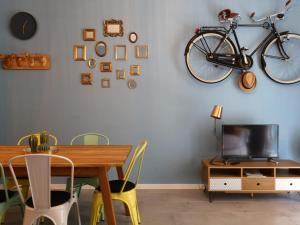 ein Esszimmer mit einem Tisch und einem an der Wand hängenden Fahrrad in der Unterkunft Interno Otto in Rom