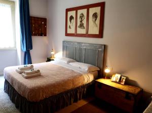 ein Schlafzimmer mit einem Bett mit zwei Handtüchern darauf in der Unterkunft Interno Otto in Rom