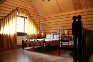 1 dormitorio con 1 cama en una cabaña de madera en Velikoe Ozero - Valday, en Simanikha