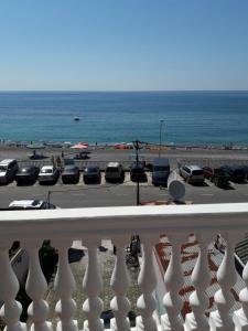 desde el balcón de un aparcamiento y el océano en Hotel Lika, en Batumi