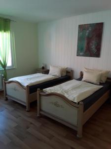 Un pat sau paturi într-o cameră la Leezener Hof