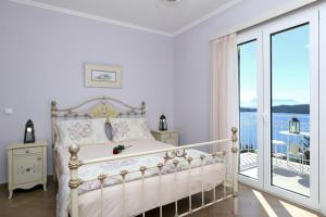 Posteľ alebo postele v izbe v ubytovaní Villa Myrtis + 37 fotografií
