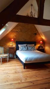 プロエルメルにあるManoir de Barbotinのベッドルーム1室(ベッド1台、テーブル2台、ランプ2つ付)