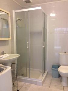 La salle de bains est pourvue d'une douche, de toilettes et d'un lavabo. dans l'établissement Mas Grandiflora, à Espira-de-lʼAgly