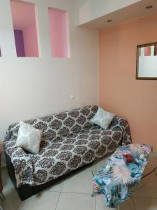 una camera da letto con un letto in una stanza di Giorgos Studio ad Ágios Nikólaos