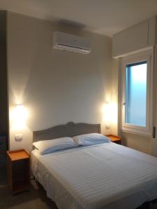 Giường trong phòng chung tại Via dei Mille 1, centrale e vista mare