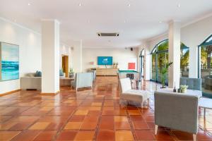 an open lobby with chairs and a table at Mirachoro Carvoeiro in Carvoeiro