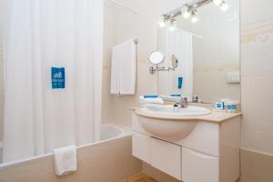 
a bathroom with a sink, toilet and bathtub at Mirachoro Carvoeiro in Carvoeiro
