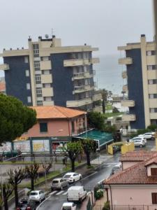 eine Stadtstraße mit Autos vor hohen Gebäuden in der Unterkunft Via dei Mille 1, centrale e vista mare in Marina dʼAndora