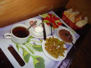 ein Tablett mit einem Teller Essen und einer Tasse Kaffee in der Unterkunft Freedom Hostel in Kairo