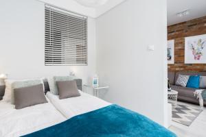 um quarto com uma cama grande e um sofá em Elite Apartments Downtown Premium em Gdansk