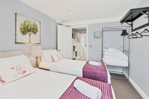 sypialnia z 2 łóżkami i lustrem w obiekcie Park View House - By My Getaways w Brighton and Hove