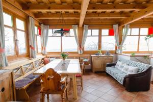 a living room with a couch and a table at Ferienwohnung Stiegelbauer Fichte in Sausal