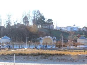 ゲーレンにあるFerienwohnung Strandläuferの水の横の丘の上の建物 +17枚の写真