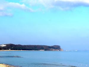 ゲーレンにあるFerienwohnung Strandläuferの山を背景とした大量の水