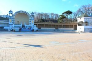 ゲーレンにあるFerienwohnung Strandläuferの青白の建物の駐車場