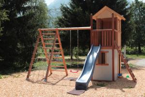 einen Spielplatz mit einer Leiter und einer Rutsche in der Unterkunft B&B Hotel Heidi in Toblach