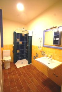 Phòng tắm tại La Fattoria di Tirrenia