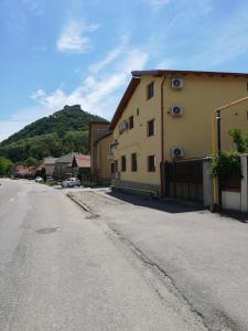 an empty street with a building and a mountain at Casa Daomi in Deva