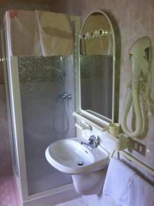 Hotel Belfort tesisinde bir banyo