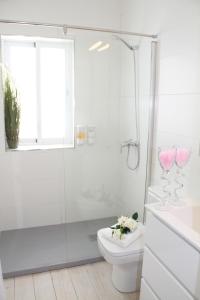 A bathroom at Shiny Per Family Apartment