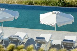 Milos Breeze Boutique Hotel内部或周边的泳池