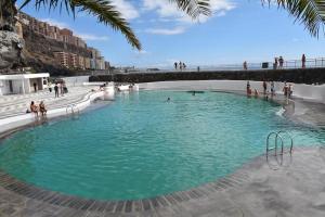 - une grande piscine avec des personnes à l'eau dans l'établissement El Mirador de Tabaiba, à Tabaiba