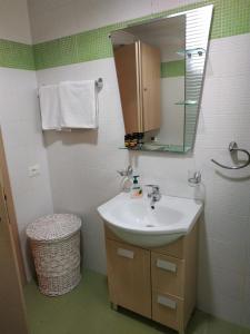 un bagno con lavandino e specchio di Giorgos Studio ad Ágios Nikólaos
