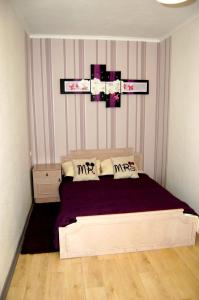 キーウにあるStandard Apartment on Umanskayaのベッドルーム1室(大型ベッド1台付)