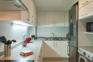 Kuchyň nebo kuchyňský kout v ubytování Lets Holidays Mediterranean apartment 3 minutes to the beach 2