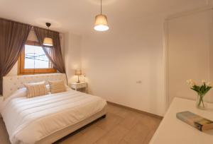 Postel nebo postele na pokoji v ubytování Lets Holidays Mediterranean apartment 3 minutes to the beach 2