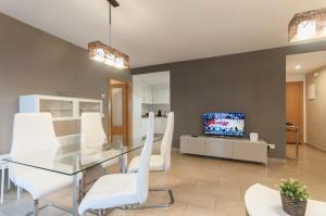 TV a/nebo společenská místnost v ubytování Lets Holidays Mediterranean apartment 3 minutes to the beach 2