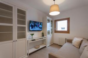 TV a/nebo společenská místnost v ubytování Lets Holidays Mediterranean apartment 3 minutes to the beach 2