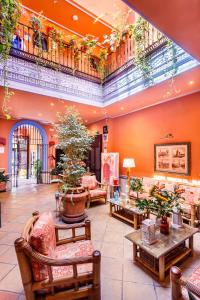 Habitación grande con plantas y muebles en un edificio en Patio de La Alameda, en Sevilla