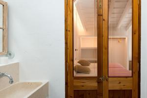 A bathroom at roques