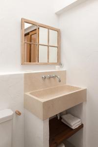 A bathroom at roques